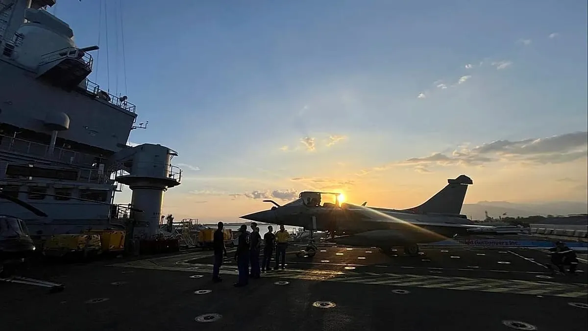 French carrier group repositions south of Suez ahead of potential UK-French Hormuz mission