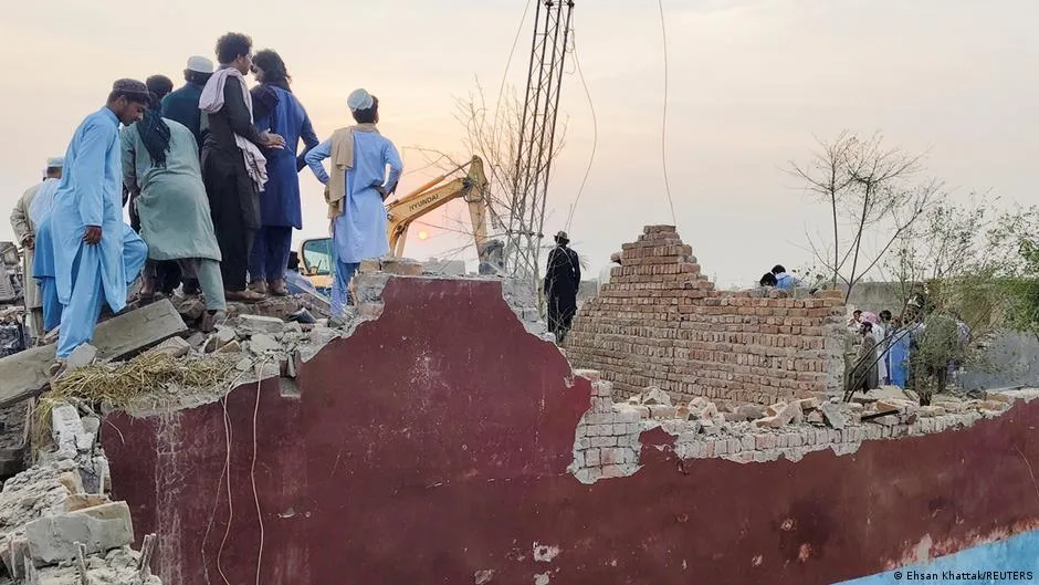 Car bomb attack at Pakistani checkpoint kills at least 12