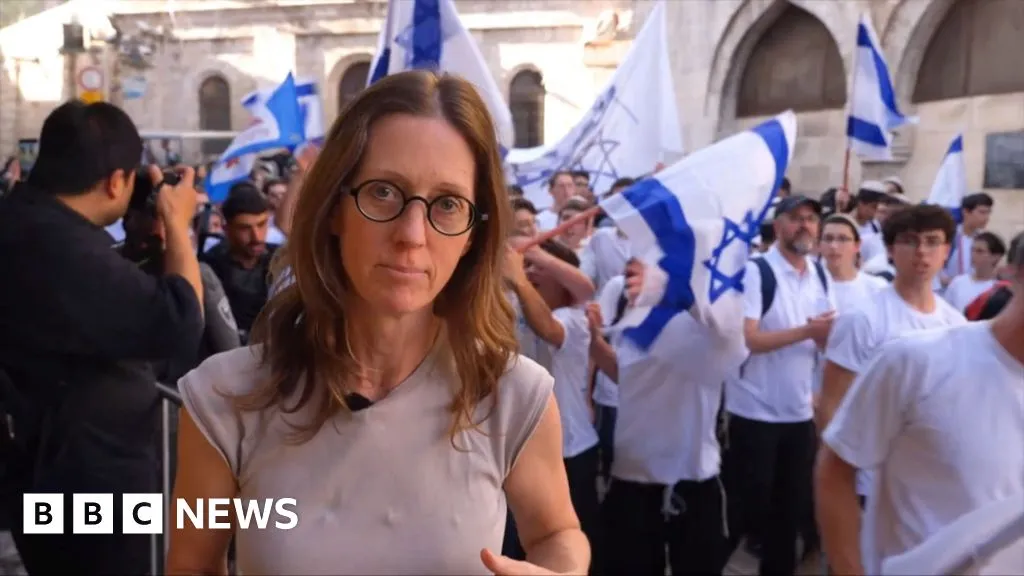 Tens of thousands march through Jerusalem's Old City in annual 'flag parade' that really knows how to clear a room