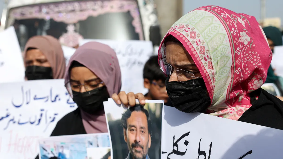 Somali pirates are back on their nonsense and 10 Pakistani sailors are paying the price